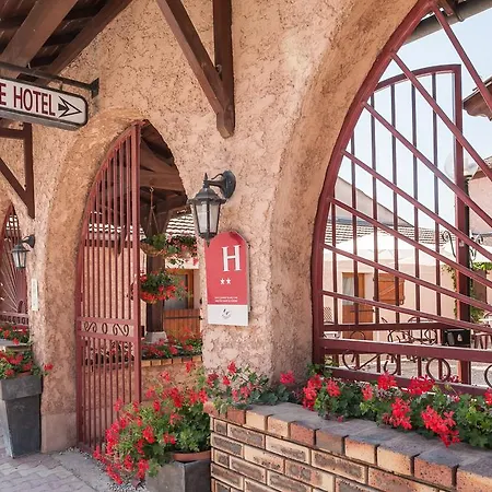 Отель Le Relais Des Dix Crus - Logis 2*