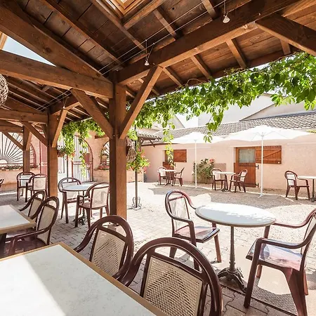 Le Relais Des Dix Crus - Logis 2*